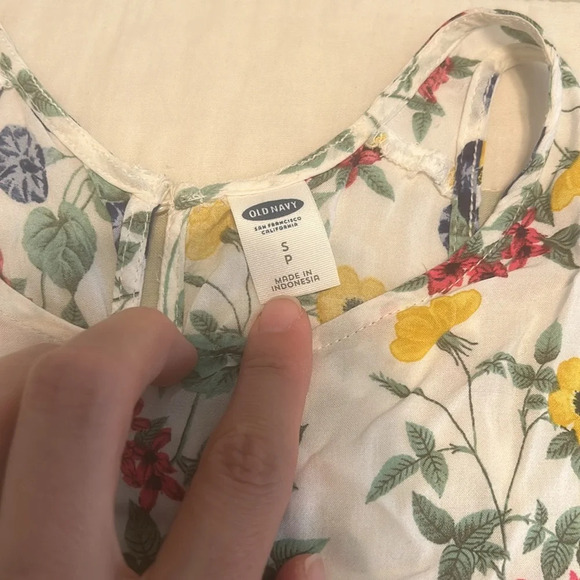 Old Navy floral tank top with button and keyhole in back size S - Picture 2 of 7